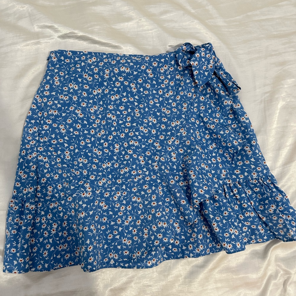 Flower print blue flowy short skirt. With elastic band